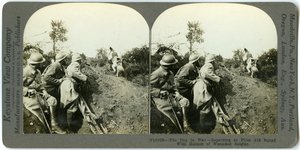 Hund meldet sich bei der Erste-Hilfe-Gruppe mit dem Helm eines verwundeten Soldaten